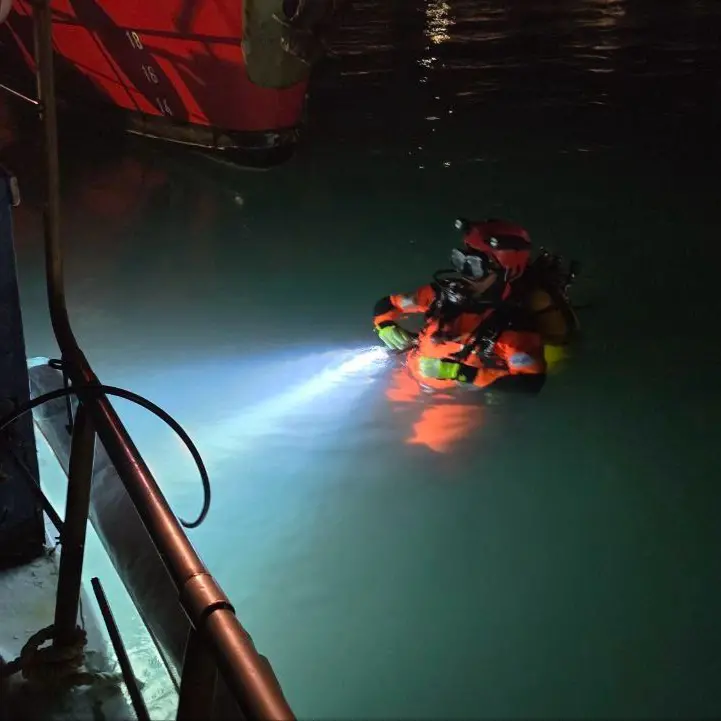 Peschereccio rischia di affondare a Porto Torres: intervento dei Vigili del fuoco