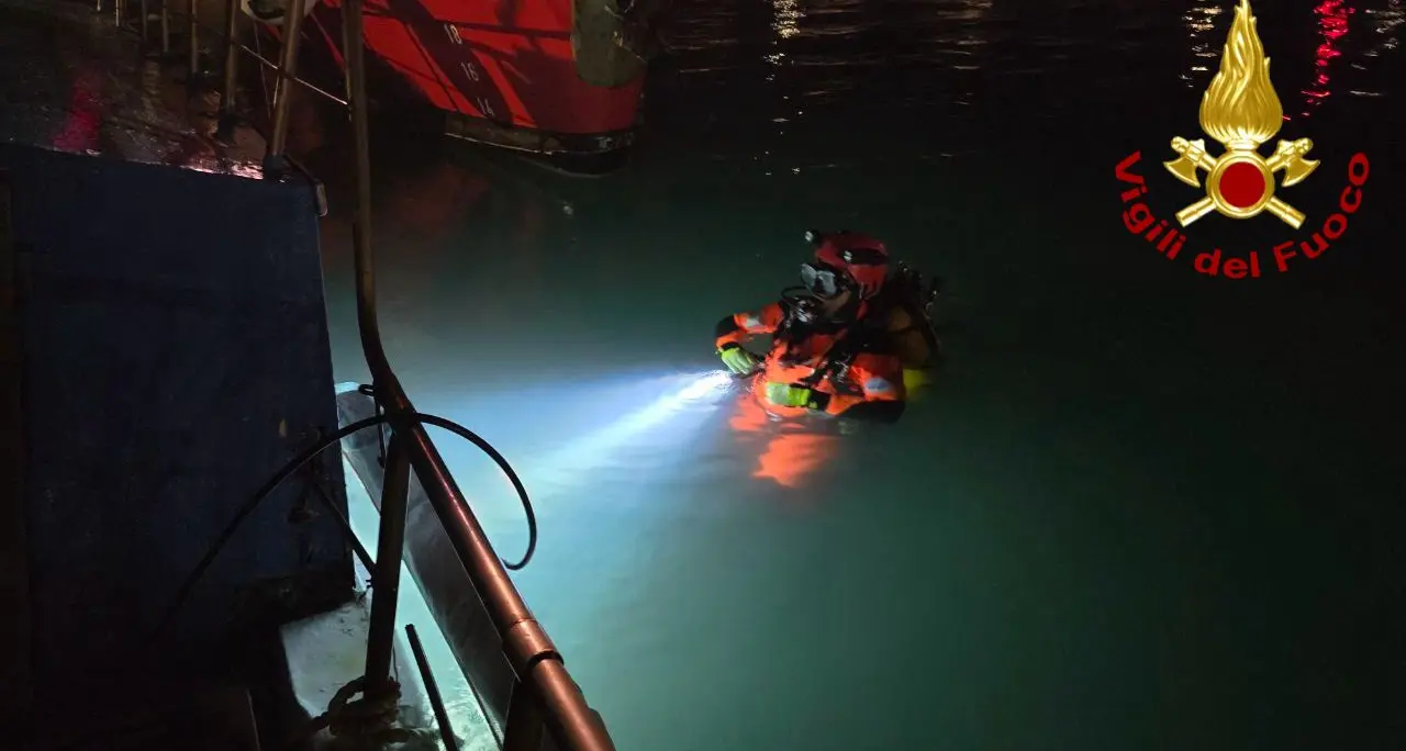 Peschereccio rischia di affondare a Porto Torres: intervento dei Vigili del fuoco
