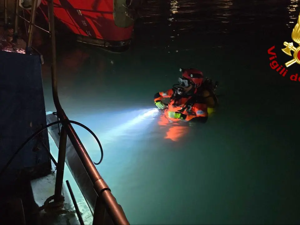 Peschereccio rischia di affondare a Porto Torres: intervento dei Vigili del fuoco