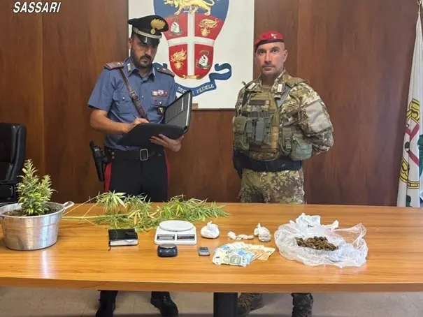 In casa cocaina, marijuana e un libro mastro dello spaccio: arrestato un uomo a Ossi