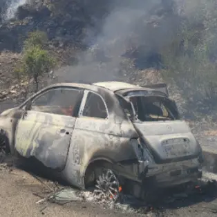 Auto in fiamme a Belvì scatena un vasto incendio: elicotteri in azione