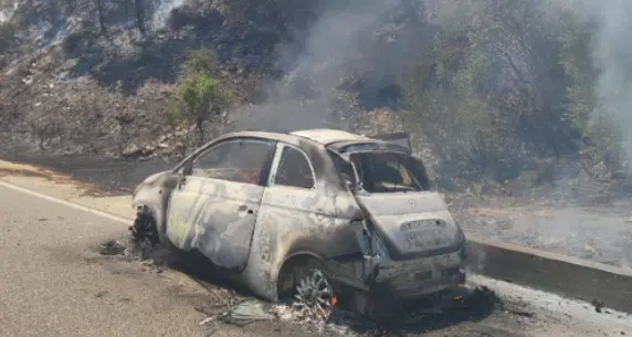 Auto in fiamme a Belvì scatena un vasto incendio: elicotteri in azione