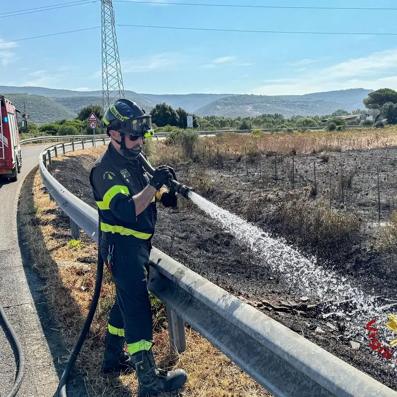 Incendio a Terralba: sterpaglie e balloni di fieno in fiamme