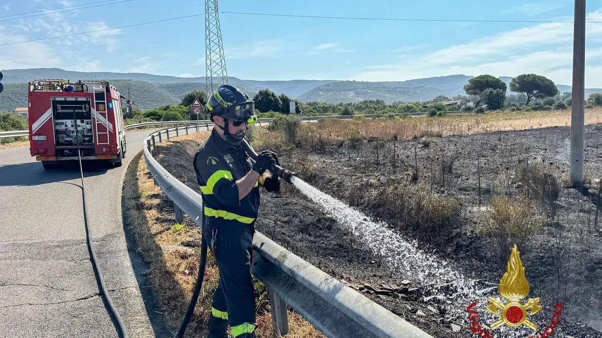 Incendio a Terralba: sterpaglie e balloni di fieno in fiamme
