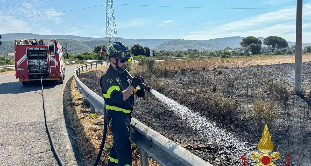 Incendio a Terralba: sterpaglie e balloni di fieno in fiamme