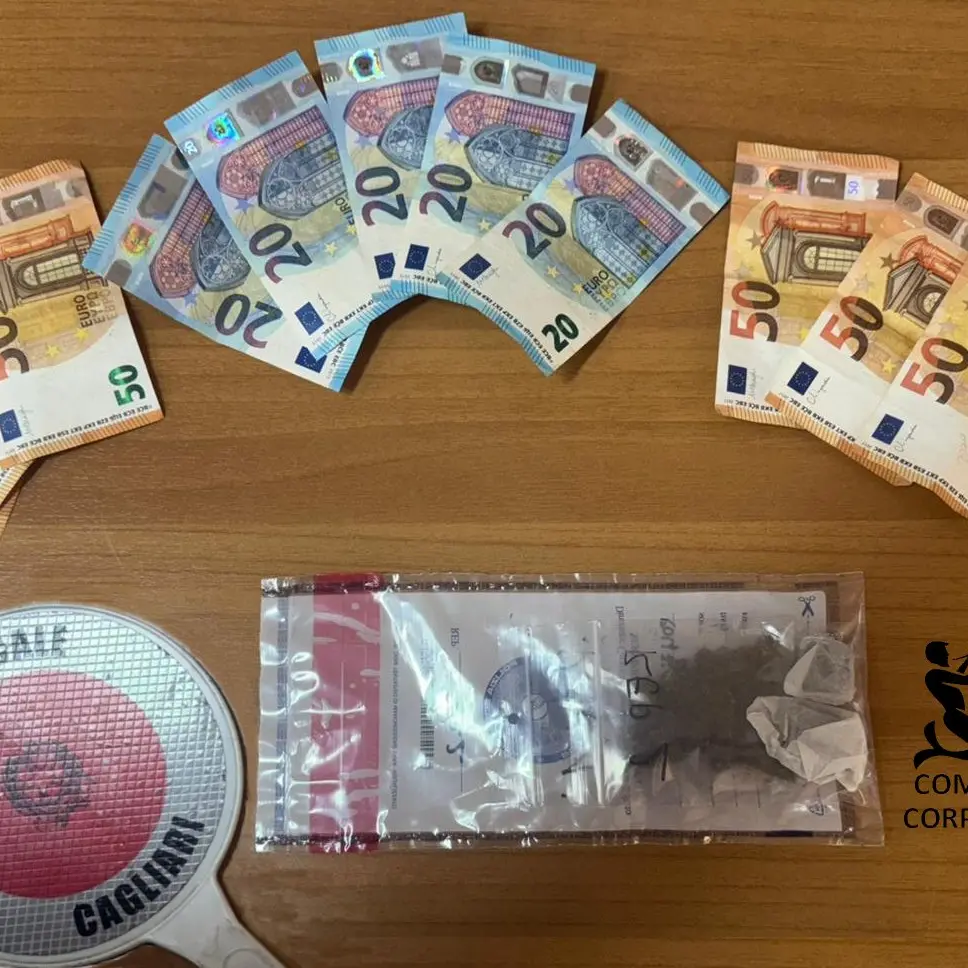 Spaccio di droga davanti al Municipio: denunciati due uomini a Cagliari, uno turista