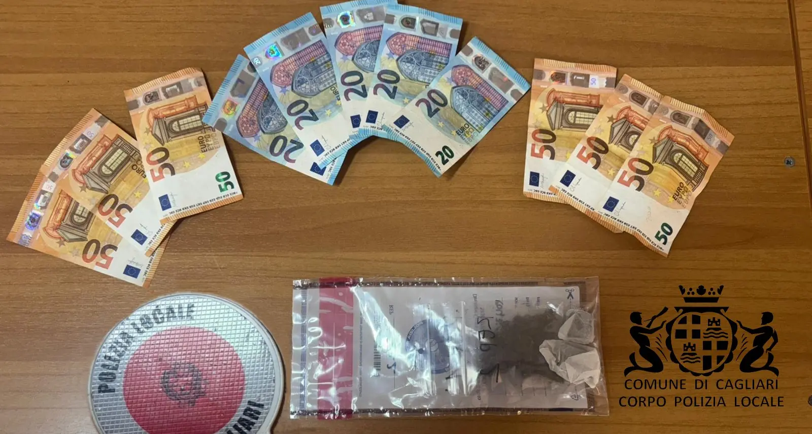 Spaccio di droga davanti al Municipio: denunciati due uomini a Cagliari, uno turista