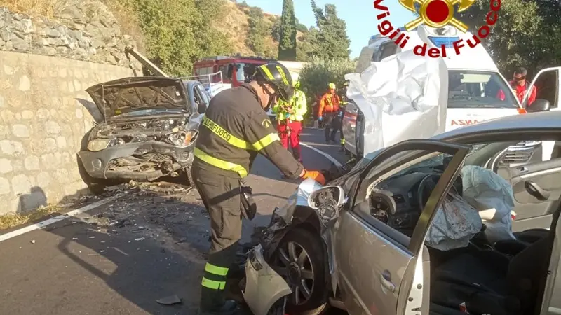 Incidente nei pressi di Gairo Vecchio: scontro auto-pickup, conducenti feriti ed elisoccorso