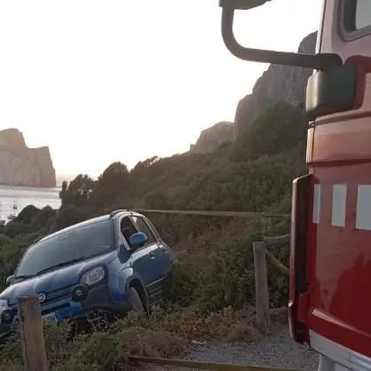 Spavento a Masua: auto scivola in una scarpata, intervengono Vigili del Fuoco