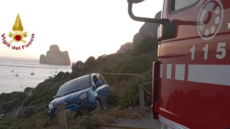 Spavento a Masua: auto scivola in una scarpata, intervengono Vigili del Fuoco