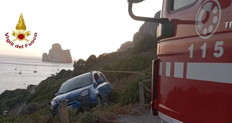 Spavento a Masua: auto scivola in una scarpata, intervengono Vigili del Fuoco