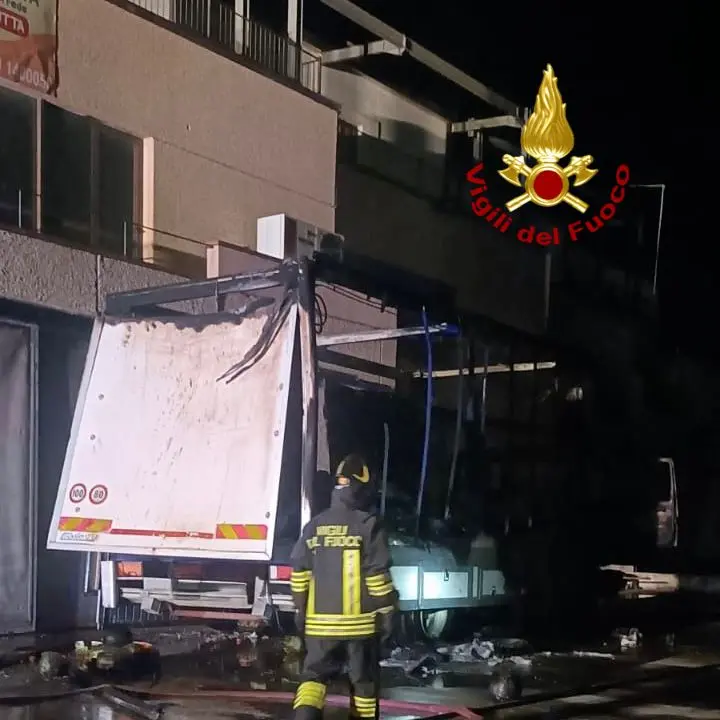 Camion distrutto da un incendio a Tortolì: si sospetta un atto doloso