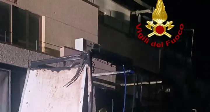 Camion distrutto da un incendio a Tortolì: si sospetta un atto doloso