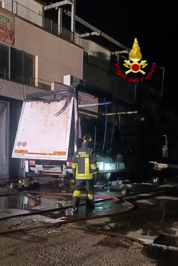 Camion distrutto da un incendio a Tortolì: si sospetta un atto doloso