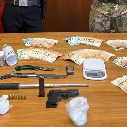 Armi, droga e ordigni artigianali: arrestato un uomo alla periferia di Alghero