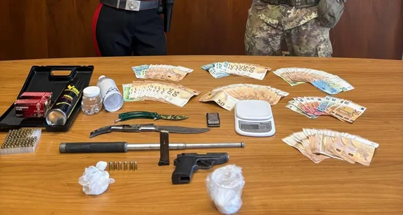 Armi, droga e ordigni artigianali: arrestato un uomo alla periferia di Alghero