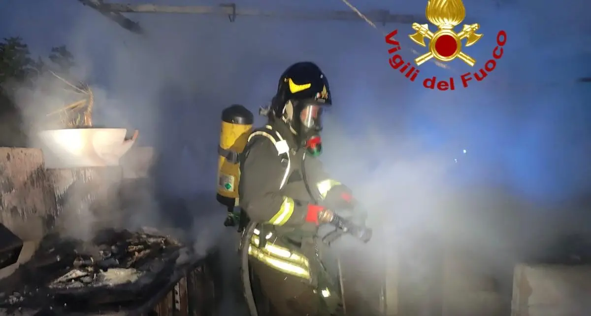 Fiamme ad Alghero: incendio all'alba in un locale pubblico