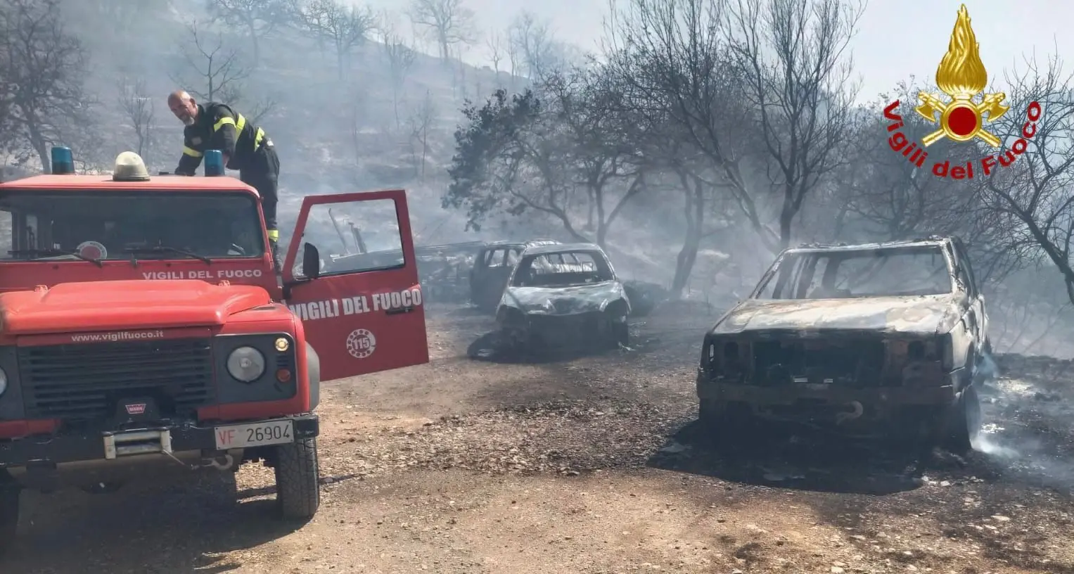 Vasto incendio alla periferia di Ozieri: colpite aziende agricole, distrutte tre auto