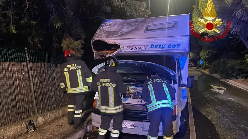 Camper in fiamme nella notte a Cala Gonone: intervengono i Vigili del Fuoco