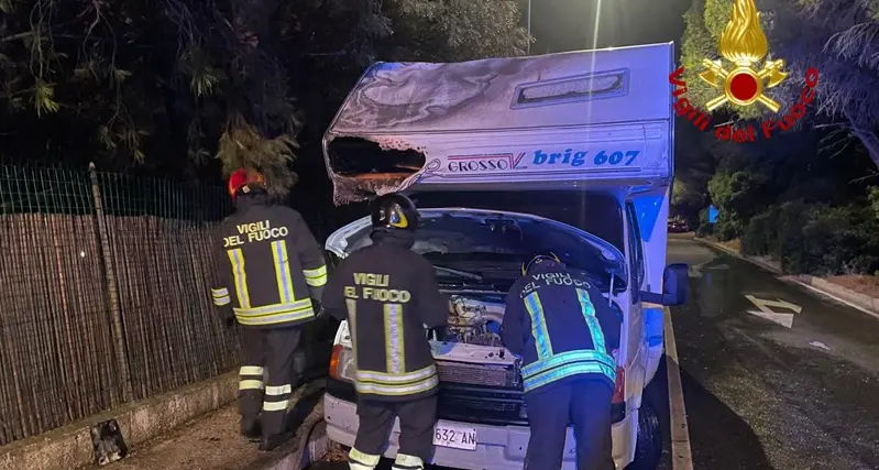 Camper in fiamme nella notte a Cala Gonone: intervengono i Vigili del Fuoco