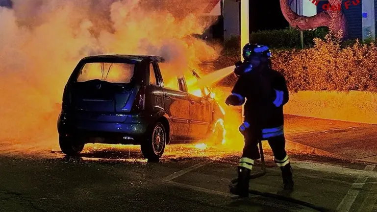 Auto in fiamme nella notte a Cagliari, intervento dei Vigili del Fuoco in via Crespellani
