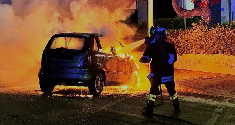 Auto in fiamme nella notte a Cagliari, intervento dei Vigili del Fuoco in via Crespellani