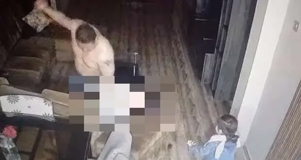 Botte e ginocchiate alla moglie davanti alla figlia: le telecamere incastrano il sindaco