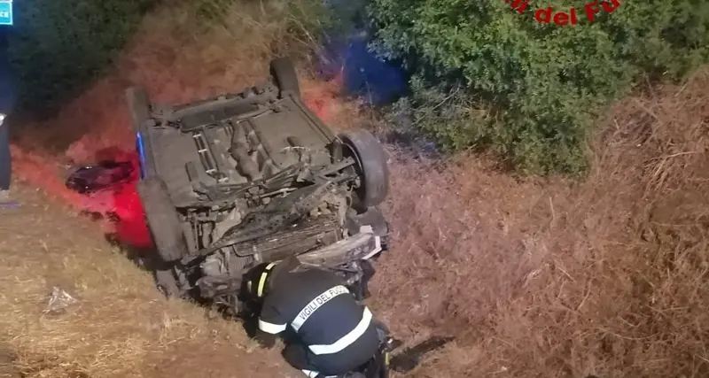 Auto si ribalta sulla SS131 dcn: due feriti trasportati all’ospedale di Nuoro