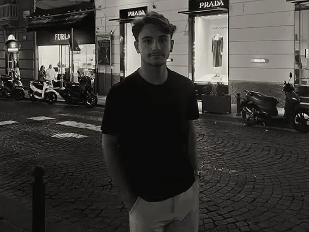 Tragedia nella Marina di Portisco: 21enne trovato morto a bordo di uno yacht
