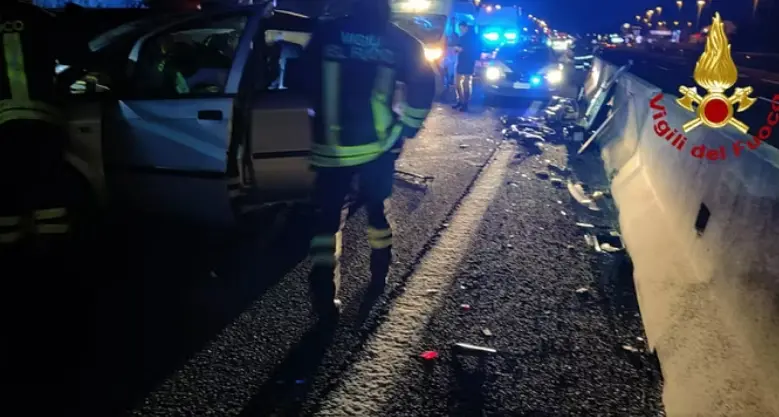Dopo tamponamento esce dall'auto e viene travolta sulla A35: morta a 19 anni