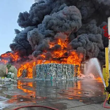 Inferno di fuoco nella zona industriale di Catania: azienda in fiamme e rischio esplosioni