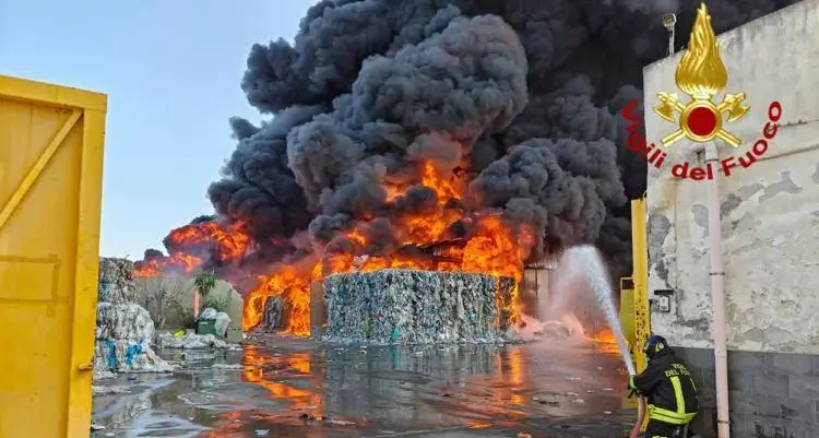 Inferno di fuoco nella zona industriale di Catania: azienda in fiamme e rischio esplosioni