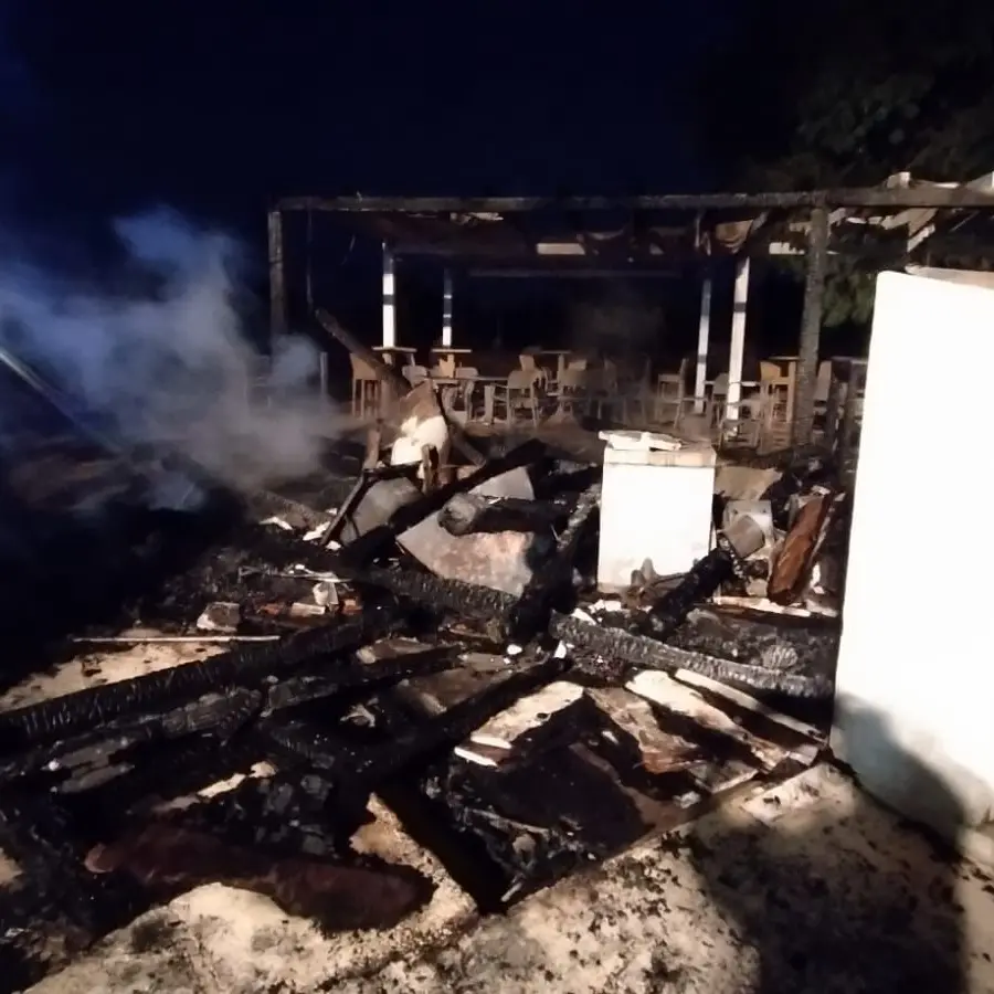 Chiosco devastato dalle fiamme nella notte a Cala Ginepro