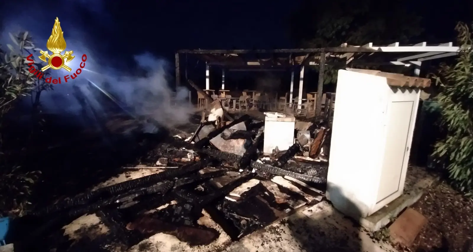 Chiosco devastato dalle fiamme nella notte a Cala Ginepro