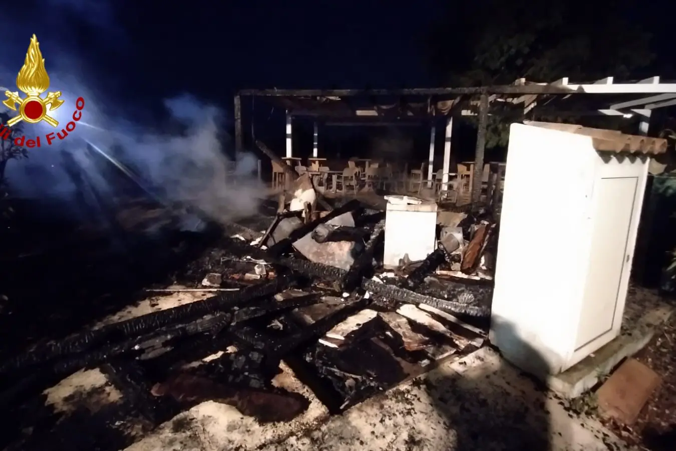 Chiosco devastato dalle fiamme nella notte a Cala Ginepro