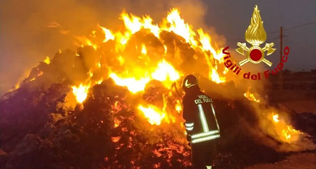 Incendio in un fienile alle porte di Villasor: Vigili del fuoco in azione dall'alba