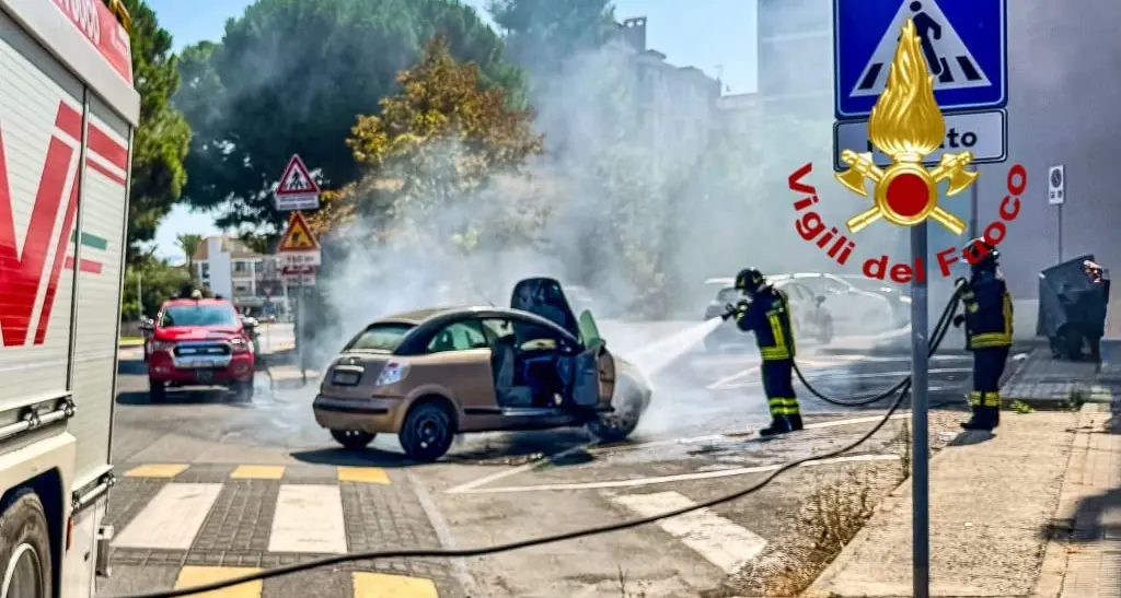 Auto in fiamme a Monserrato, i Vigili del fuoco evitano il peggio