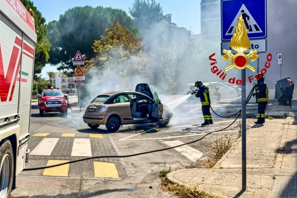 Auto in fiamme a Monserrato, i Vigili del fuoco evitano il peggio