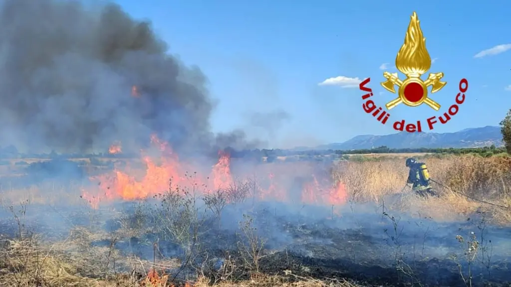 Incendio a Iglesias: le fiamme minacciano una casa e alcune serre