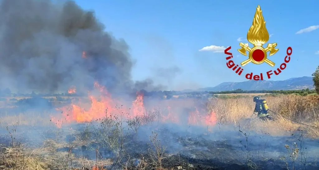 Incendio a Iglesias: le fiamme minacciano una casa e alcune serre