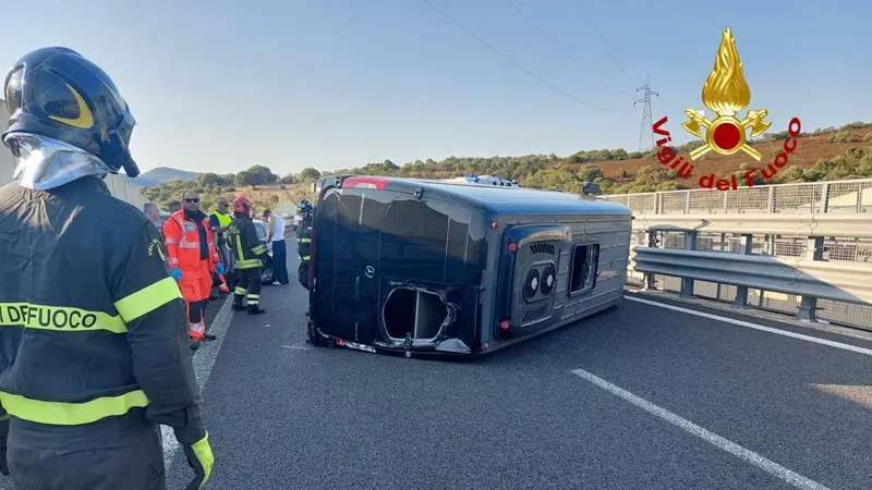Scontro tra auto e furgone a San Teodoro: due feriti sulla SS 131 Dcn