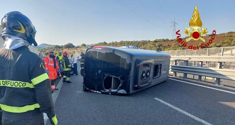 Scontro tra auto e furgone a San Teodoro: due feriti sulla SS 131 Dcn
