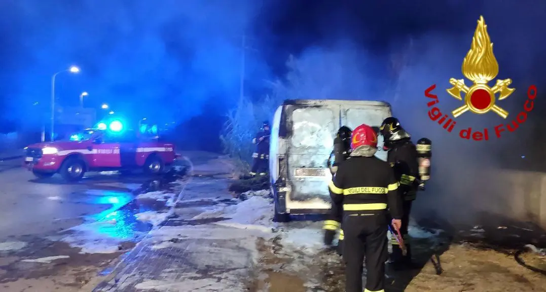 Furgone in fiamme nella notte ad Alghero: intervento lampo dei Vigili del Fuoco