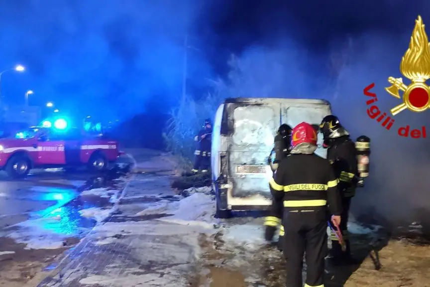 Furgone in fiamme nella notte ad Alghero: intervento lampo dei Vigili del Fuoco