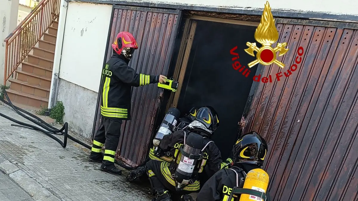 Incendio in un magazzino a Ossi, intervento dei Vigili del fuoco