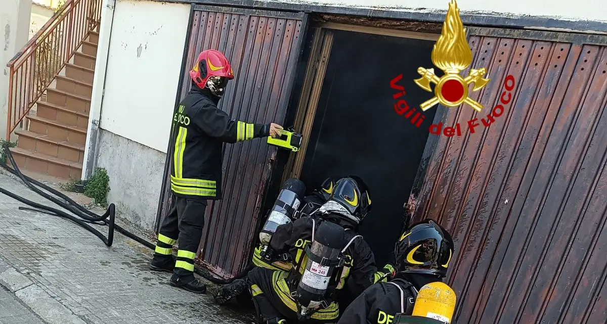 Incendio in un magazzino a Ossi, intervento dei Vigili del fuoco