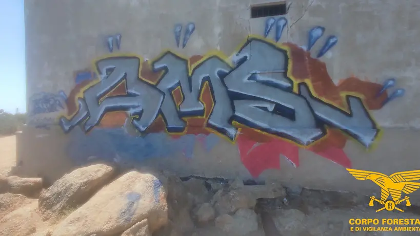 Faro di Capo Ferrato, graffiti e campeggio abusivo: scattano due denunce a Muravera