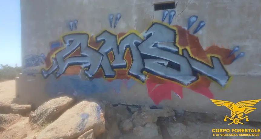 Faro di Capo Ferrato, graffiti e campeggio abusivo: scattano due denunce a Muravera