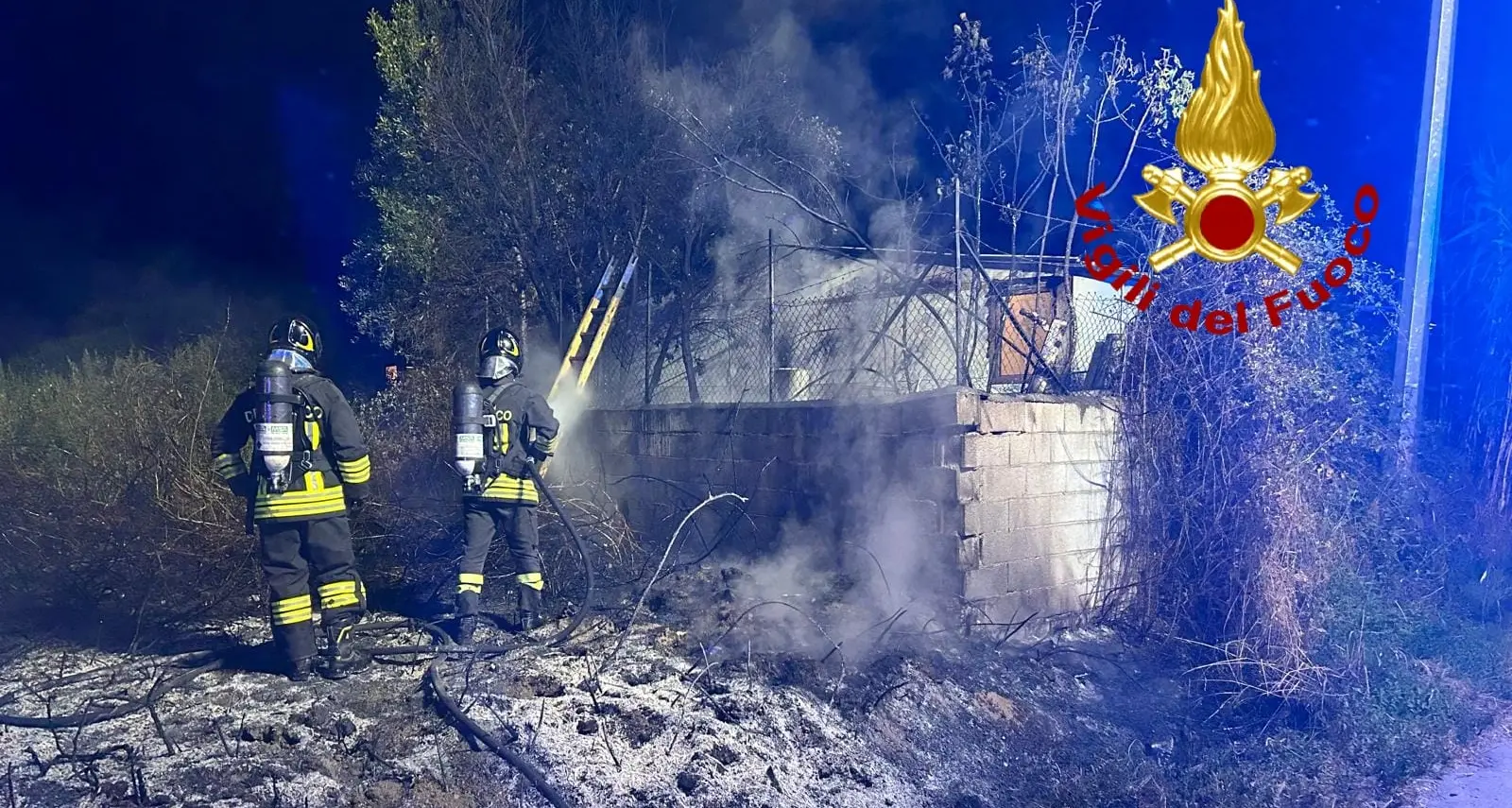 Notte di fuoco a Olbia: incendio di sterpaglie vicino al campo rom