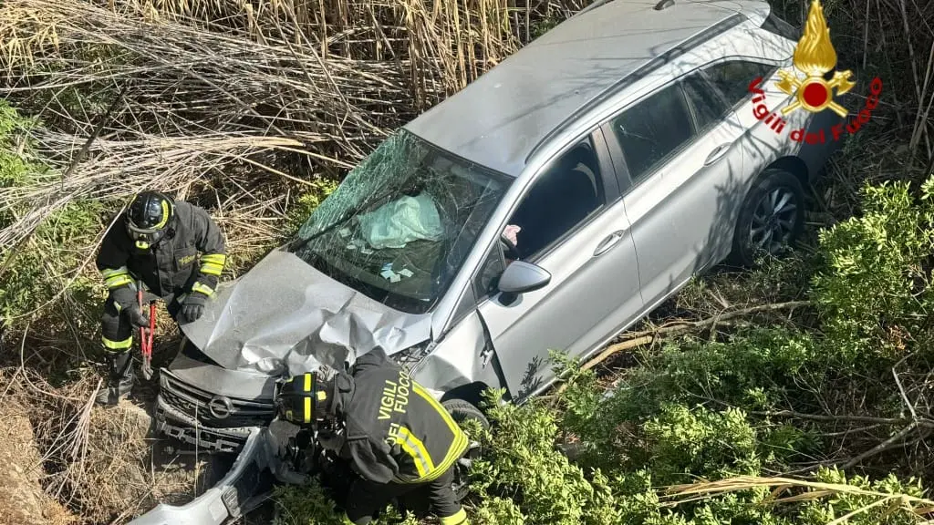Auto sfonda la barriera e precipita nel rio Foxi a Villasimius: ferito il conducente